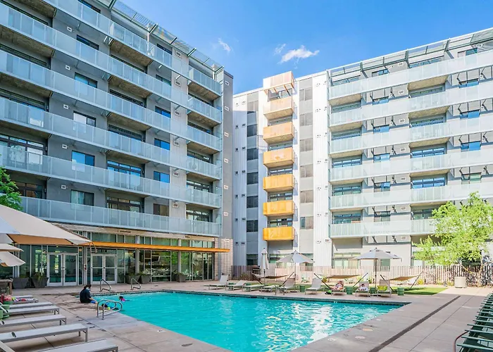 Cool 1bd In Cdt With Gym Pool Parking