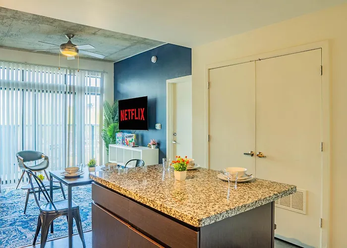 Cool 1bd In Cdt With Gym Pool Parking Apartment *