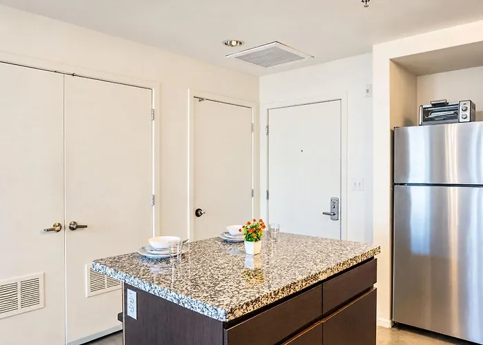 Cool 1bd In Cdt With Gym Pool Parking Apartment