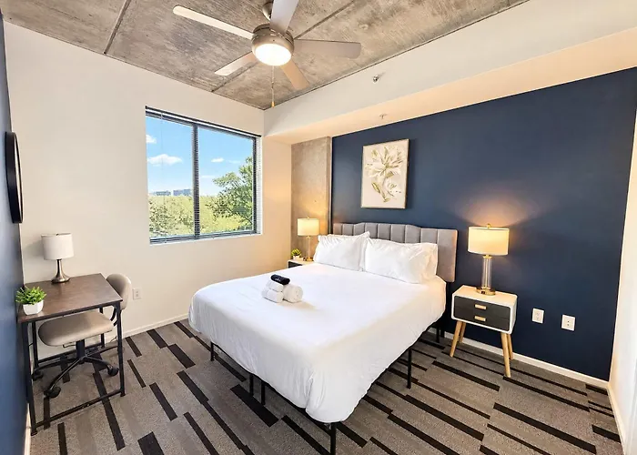 Cool 1bd In Cdt With Gym Pool Parking Phoenix