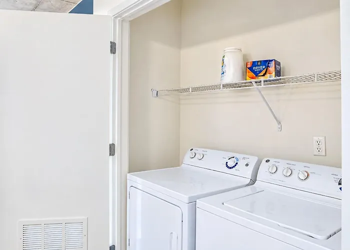 Cool 1bd In Cdt With Gym Pool Parking